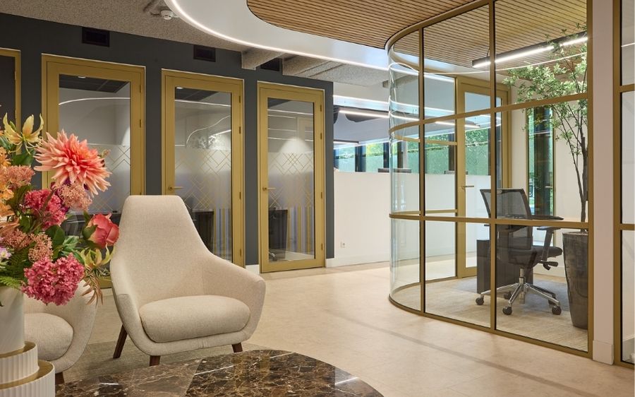 een ronde glaswand in een kantoor