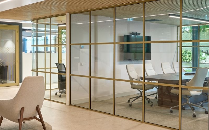 Mondriaan glaswand met stijlen