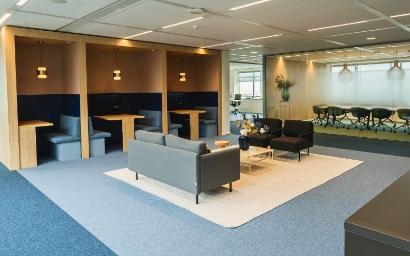 glaswanden zorgen voor daglicht op kantoor