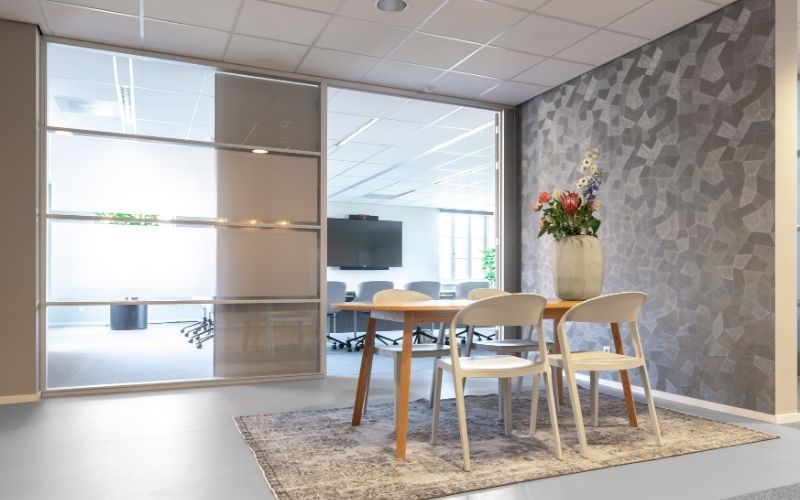 Een werkomgeving waar Rietveld Mono Bloc glaswanden zijn gebruikt.